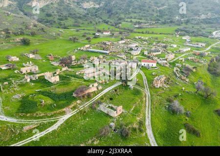 Landflucht in Zypern. Verlassene Dorf Souskiou in Paphos Bezirk, Luftlandschaft Stockfoto