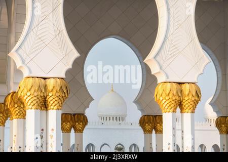 Nahaufnahme der Scheich-Zayed-Moschee, Abu Dhabi, Vereinigte Arabische Emirate. Die drittgrößte Moschee der Welt. Stockfoto