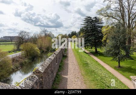 Der Graben und das Gelände des Bishops Palace, Wells von den Wällen, City of Wells, Somerset, England, Großbritannien Stockfoto