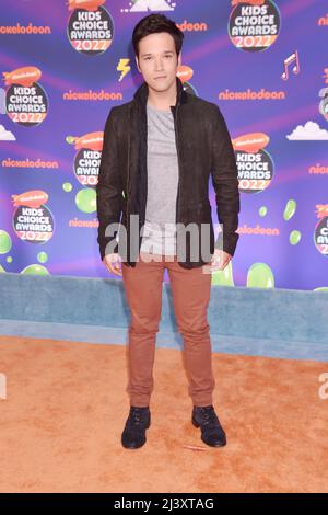 SANTA MONICA, CA - 09. APRIL: Nathan Kress nimmt am 09. April 2022 in Santa Monica, Califor, an den Nickelodeon Kid's Choice Awards 2022 im Barker Hangar Teil Stockfoto