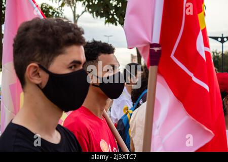 Goiânia, Goias, Brasilien – 09. April 2022: Eine Gruppe von Menschen, die an einem Protest teilnehmen. Foto während eines Protestes, in der Stadt Goiânia, gegen Stockfoto