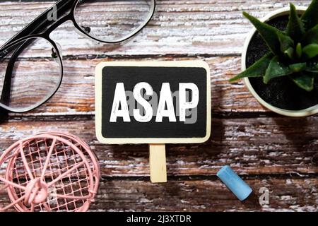 Alphabet Buchstabe in Wort ASAP Abkürzung von So bald wie möglich auf Holzhintergrund. Stockfoto