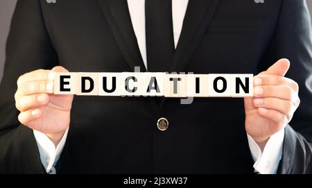 Bildung mit Holzblöcken und Ausrufezeichen Stockfoto