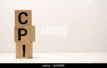 Buchstabenblock in Wort CPI Abkürzung für Verbraucherpreisindex auf Holzhintergrund. Stockfoto