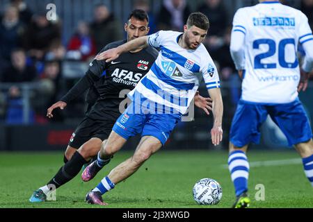 ZWOLLE, NIEDERLANDE - 10. APRIL: Vangelis Pavlidis von AZ Alkmaar, Mees de Wit von PEC Zwolle während des niederländischen Eredivisie-Spiels zwischen PEC Zwolle und AZ Alkmaar am 10. April 2022 im Stadion Mac3Park in Zwolle, Niederlande (Foto: Peter Lous/Orange Picles) Stockfoto