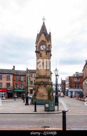 Der Uhrenturm oder das Musgrave Monument am Marktplatz im Zentrum von Penrith, Cumbria, Großbritannien Stockfoto