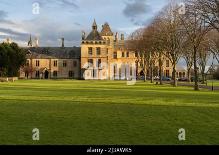 Das Mercure Warwickshire Walton Hall Hotel & Spa ist ein denkmalgeschütztes Gebäude aus dem 16.. Jahrhundert auf einem 65 Hektar großen privaten Grundstück Stockfoto