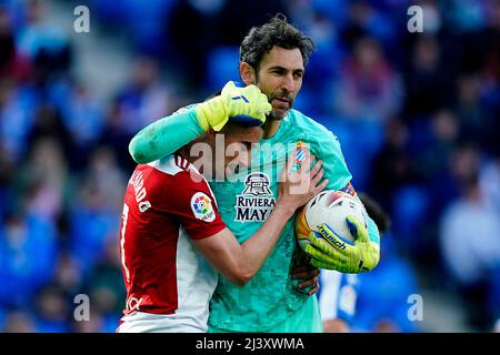 Barcelona, Spanien. 10. April 2022. Diego Lopez von RCD Espanyol und Mathias Galhardo von Celta de Vigo während des La Liga-Spiels zwischen RCD Espanyol und Celta de Vigo spielte am 10. April 2022 im RCDE-Stadion in Barcelona, Spanien. (Foto von PRESSINPHOTO) Credit: PRESSINPHOTO SPORTS AGENCY/Alamy Live News Stockfoto