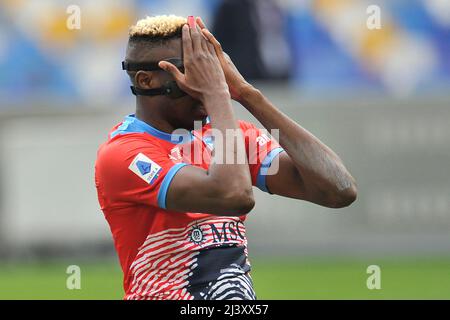 Napoli, Italien. 10. April 2022. Victor Osimhen Spieler von Neapel, während des Spiels der italienischen Serie A Liga zwischen Napoli gegen Fiorentina Endergebnis, Napoli 2, Fiorentina 3, Spiel im Diego Armando Maradona Stadion gespielt. Napoli, Italien, 10. April 2022. (Foto von Vincenzo Izzo/Sipa USA) Quelle: SIPA USA/Alamy Live News Stockfoto