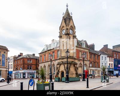 Der Uhrenturm oder das Musgrave Monument am Marktplatz im Zentrum von Penrith, Cumbria, Großbritannien Stockfoto