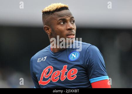 Napoli, Italien. 10. April 2022. Victor Osimhen Spieler von Neapel, während des Spiels der italienischen Serie A Liga zwischen Napoli gegen Fiorentina Endergebnis, Napoli 2, Fiorentina 3, Spiel im Diego Armando Maradona Stadion gespielt. Napoli, Italien, 10. April 2022. (Foto von Vincenzo Izzo/Sipa USA) Quelle: SIPA USA/Alamy Live News Stockfoto