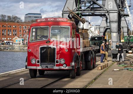 Vintage British Road Services der Lastwagen Bristol parkte am 9. April 2022 unter den alten Kranen in Bristol Harbourside, Bristol, Großbritannien Stockfoto