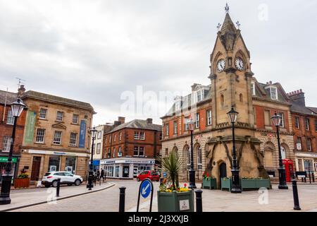 Der Uhrenturm oder das Musgrave Monument am Marktplatz im Zentrum von Penrith, Cumbria, Großbritannien Stockfoto