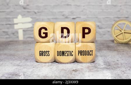 BIP, Bruttoinlandsprodukt Konzept, Würfel Holzblock mit Alphabet kombinieren Abkürzung GDP. Stockfoto