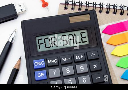 Rechner mit dem Wort VERKAUF auf dem Display. Geld-, Finanz- und Geschäftskonzept Stockfoto