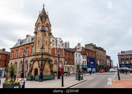 Der Uhrenturm oder das Musgrave Monument am Marktplatz im Zentrum von Penrith, Cumbria, Großbritannien Stockfoto
