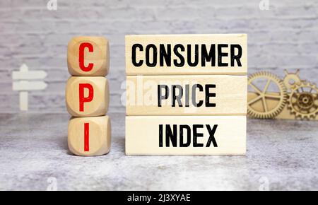 Buchstabenblock in Wort CPI Abkürzung für Verbraucherpreisindex auf Holzhintergrund. Stockfoto