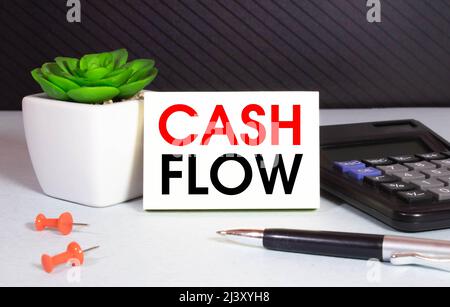 Cash Flow geschrieben auf gelbem Papier Note mit Rechner, Stift, Geld und Chart.Business konzeptionell. Stockfoto