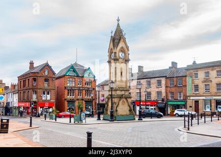 Der Uhrenturm oder das Musgrave Monument am Marktplatz im Zentrum von Penrith, Cumbria, Großbritannien Stockfoto