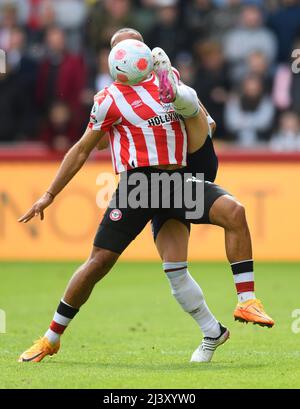 London, Großbritannien. 10. April 2022. 10. April 2022 - Brentford gegen West Ham United - Premier League - Brentford Community Stadium Bryan Mbeumo (versteckt) und Aaron Cresswell (versteckt!) Kämpfen Sie während des Spiels im Brentford Community Stadium um den Ball Bildquelle: Kredit: Mark Pain/Alamy Live News Stockfoto