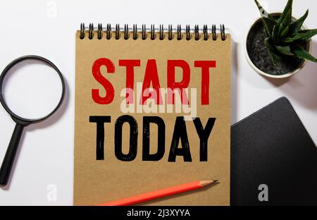 Textschild mit der Anzeige „heute starten“. Konzeptionelle Fotos beginnen jetzt inspirierende Motivationformulieren für heute am Notebook-Handtag Stockfoto