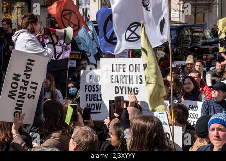 Extinction Rebellion Protestierende startenden in London ab dem 9. April 2022 eine Phase ziviler Störungen. Auf Der Regent Street. Plakat zum Sterben des Lebens Stockfoto