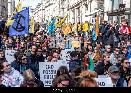 Extinction Rebellion Protestierende startenden in London ab dem 9. April 2022 eine Phase ziviler Störungen. Besetzt die Regent Street, indem man auf der Straße sitzt Stockfoto