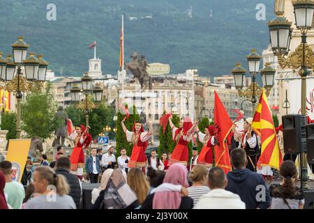 Albanische traditionelle Tänzer treten beim Musik- und Tanzfestival in Skopje auf Stockfoto