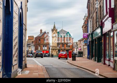 Blick entlang des mittleren Tores in Penrith, Großbritannien, mit Blick auf den Marktplatz und den Uhrenturm oder das Musgrave Monument. Stockfoto