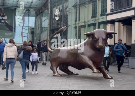The Bull von Laurence Broderick, Statue vor dem Bullring & Grand Central Einkaufszentrum, Birmingham England Stockfoto