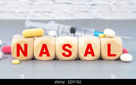 Zufälliges Holzbuchstabenalphabet auf schwarzem Hintergrund mit einem begrifflichen Wort. Holzbuchstaben werden mit einer Bedeutung eines Wortes und zum Lernen der platziert Stockfoto