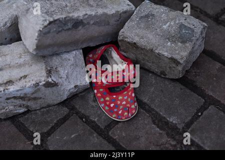 Kinderschuhe in den Ruinen, der Krieg Stockfoto