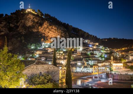 Schloss und historische Gebäude der Altstadt von Berat bei Nacht in Albanien. Stockfoto