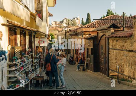 Schöne Straße in Kaleici mit Boutiquen bei Sonnenuntergang, beliebtes Touristenziel in der Türkei - dez, 2021. Hochwertige Fotos Stockfoto