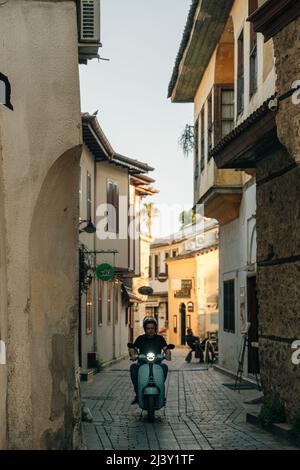 Schöne Straße in Kaleici mit Boutiquen bei Sonnenuntergang, beliebtes Touristenziel in der Türkei - dez, 2021. Hochwertige Fotos Stockfoto