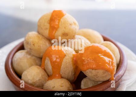 Papas arrugadas in Tonteller und würziger Mojo-Sauce darauf. Traditionelle Knitterkartoffeln von der Insel Gran Canaria, Spanien Stockfoto