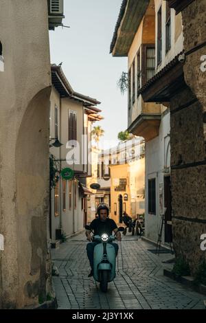 Schöne Straße in Kaleici mit Boutiquen bei Sonnenuntergang, beliebtes Touristenziel in der Türkei - dez, 2021. Hochwertige Fotos Stockfoto