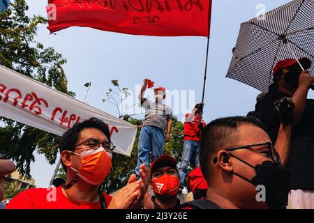 Bangkok, Thailand. 10. April 2022. Ein Protestler applaudiert den Rednern während der Demonstration. Prodemokratische Demonstranten versammelten sich am Demokratie-Denkmal, um an die 2010 gewaltsamen Abstürzungen der Red Shirt-Gruppe in Bangkok, Thailand, zu erinnern. Die Demonstranten forderten eine Reform der Demokratie und der Monarchie. Kredit: SOPA Images Limited/Alamy Live Nachrichten Stockfoto