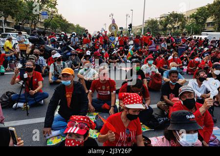 Bangkok, Thailand. 10. April 2022. Demonstranten, die während der Demonstration auf dem Boden sitzen. Prodemokratische Demonstranten versammelten sich am Demokratie-Denkmal, um an die 2010 gewaltsamen Abstürzungen der Red Shirt-Gruppe in Bangkok, Thailand, zu erinnern. Die Demonstranten forderten eine Reform der Demokratie und der Monarchie. Kredit: SOPA Images Limited/Alamy Live Nachrichten Stockfoto