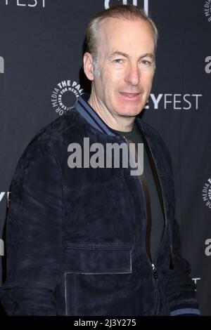 Los Angeles, Kalifornien. 9. April 2022. Bob Odenkirk bei der Ankunft ruft Saul am PaleyFest LA 2022, Dolby Theater, Los Angeles, CA, 9. April 2022 an. Kredit: Priscilla Grant/Everett Collection/Alamy Live Nachrichten Stockfoto