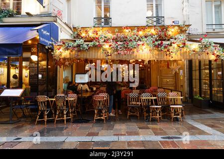 Cafe Creme ist ein traditionelles französisches Café in der malerischen Montorgueil Straße im Zentrum von Paris. Stockfoto
