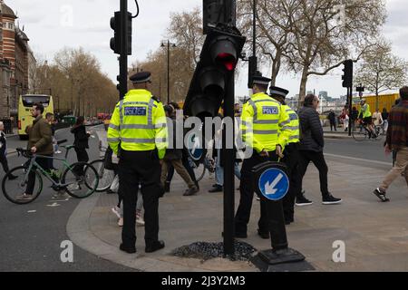 London, Großbritannien. 10. April 2022. An der Kreuzung zur Westminster Bridge ist eine beschädigte Ampel zu sehen. Kredit: SOPA Images Limited/Alamy Live Nachrichten Stockfoto