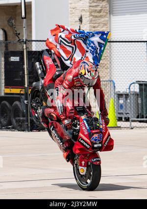 Austin, Texas, USA. 10. April 2022. 43 JACK MILLER Ducati Lenovo Team macht ein Nasenrad und feiert einen 3.. Platz. (Bild: © Hoss McBain/ZUMA Press Wire) Bild: ZUMA Press, Inc./Alamy Live News Stockfoto