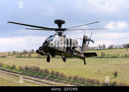 Salisbury Plain, Wiltshire, Großbritannien - 29 2007. August: Ein britisches Armee-Luftkorps AgustaWestland Apache AH1 Angriffshubschrauber fliegt über die Salisbury Plain Stockfoto