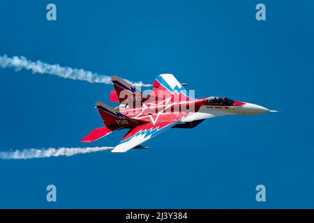 RAF Fairford, Gloucestershire, Großbritannien - 15 2006. Juli: Eine russische Flugzeuggesellschaft (MAPO) Mikoyan MiG-29M OVT zeigt auf der RIAT 2006 ihre Ausstellung Stockfoto