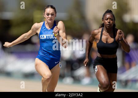 Abby Steiner aus Kentucky jagt Mikiah Brisco im Jahr 100 mit einer Zeit von 10,92, Samstag, 9. April 2022, in Baton Rouge, Louisiana. (Kirk Meche/Im Stockfoto