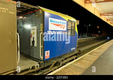 Warminster, Wiltshire, Großbritannien - Dezember 5 2017: Network Rail/South West Trains (SWT) MPV Railhead Treatment Train (RHTT)Nr. DR98924 an der Warminster Station Stockfoto