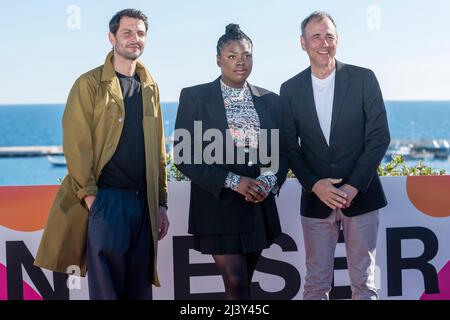 CANNES, FRANKREICH - 05 2022. APRIL, Marc Ruchmann, Chinenye Ezeudu und Anthony Horowitz nehmen an der Fotowand der Kurzfilmjury während des Canneseries Festivals 5. in Cannes, Frankreich, Teil Stockfoto