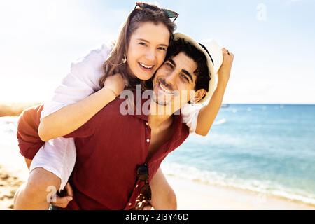 Hipster Mann Huckepack seine trendige Freundin Stockfoto