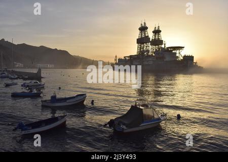 Bohrschiff und Boote im Morgennebel, Hafen Santa Cruz de Teneriffa Kanarische Inseln Spanien. Stockfoto